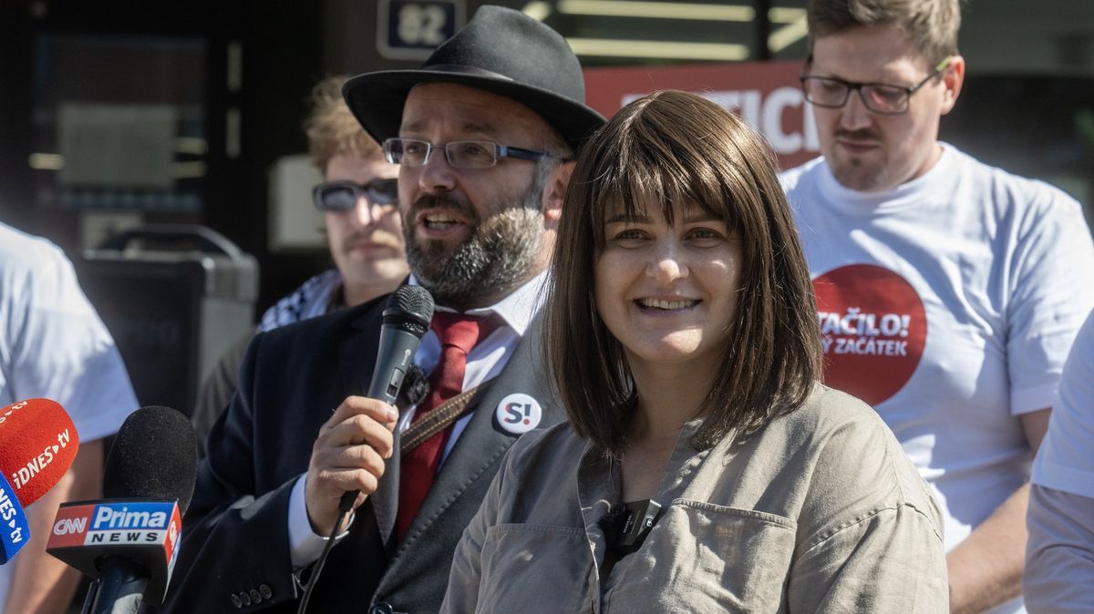 „Jdu tvrdě proti kapitálu.“ Maláčová v rudém dresu loví voliče